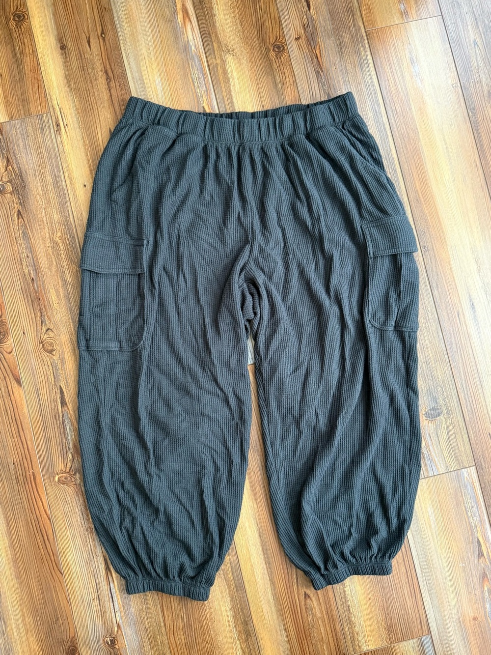 aerie Black Cargo Jogger Pants - Picture 4 of 6